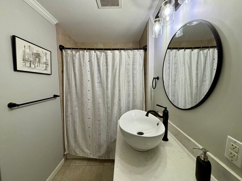 Building Photo - 34 Schoolhouse Dr