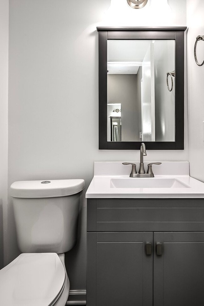 Building Photo - Spacious and updated 2 bed 1.5 bath!