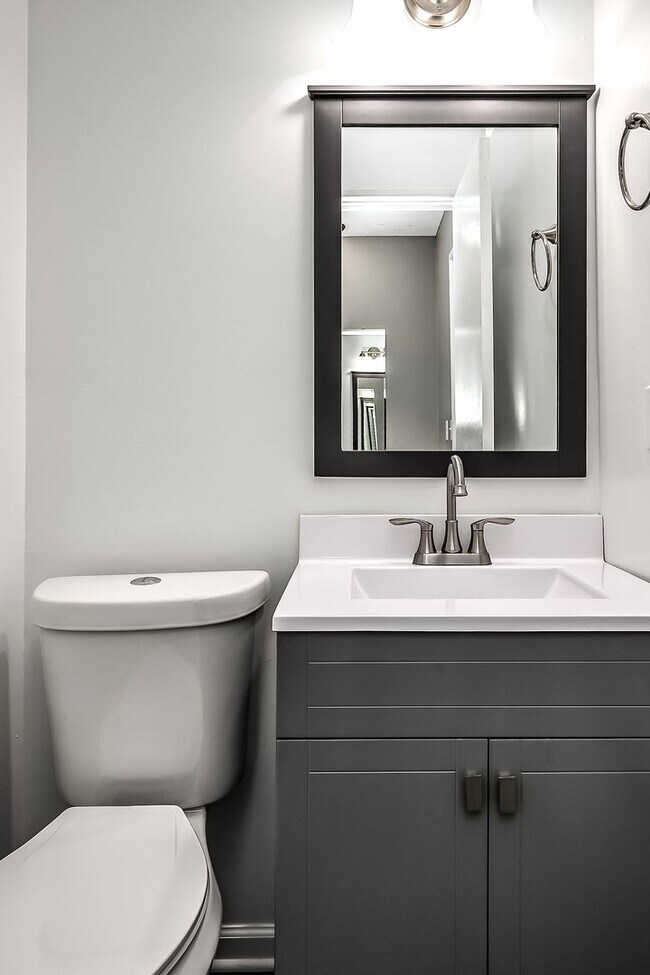 Building Photo - UPDATED 2 bed, 1 1/2 bath apartment in Bellevue!