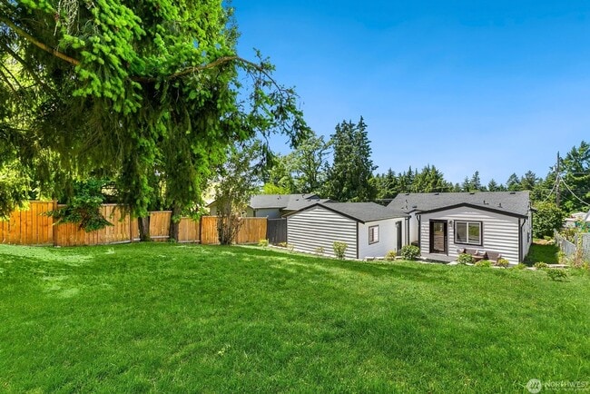 Building Photo - Remodeled, move in condition!