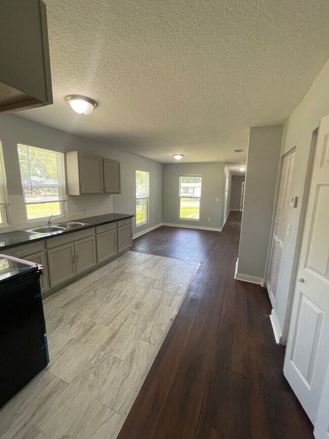 Building Photo - ** Move in Ready** 3/2 Single Family Home in College Park