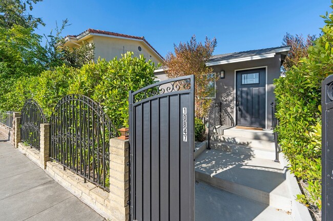 Primary Photo - Cozy Home in Culver City!
