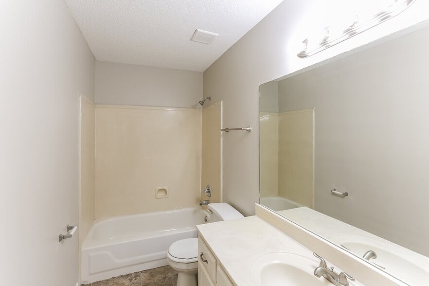 Building Photo - 6688 Ross Manor Dr