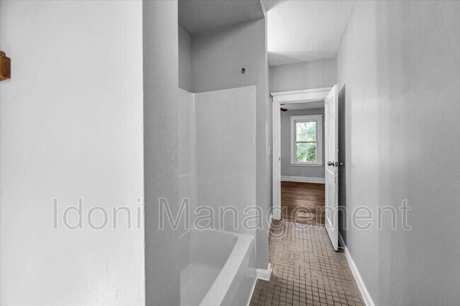 Building Photo - 694 Main St