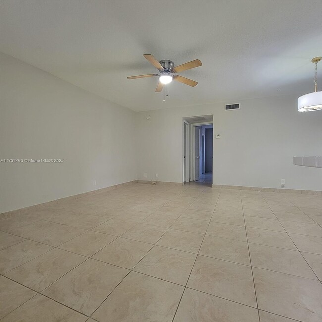Building Photo - 541 Blue Heron Dr