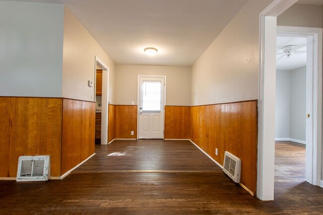 Building Photo - 3 Bedroom / 1 Bath Home with Fenced Backyard!