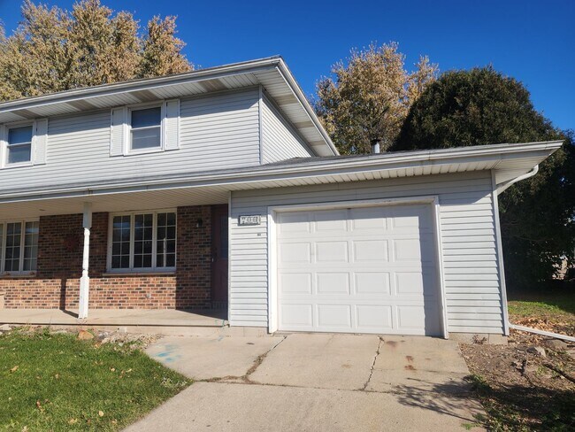 Building Photo - 706-708 N. Hawthorne Dr.