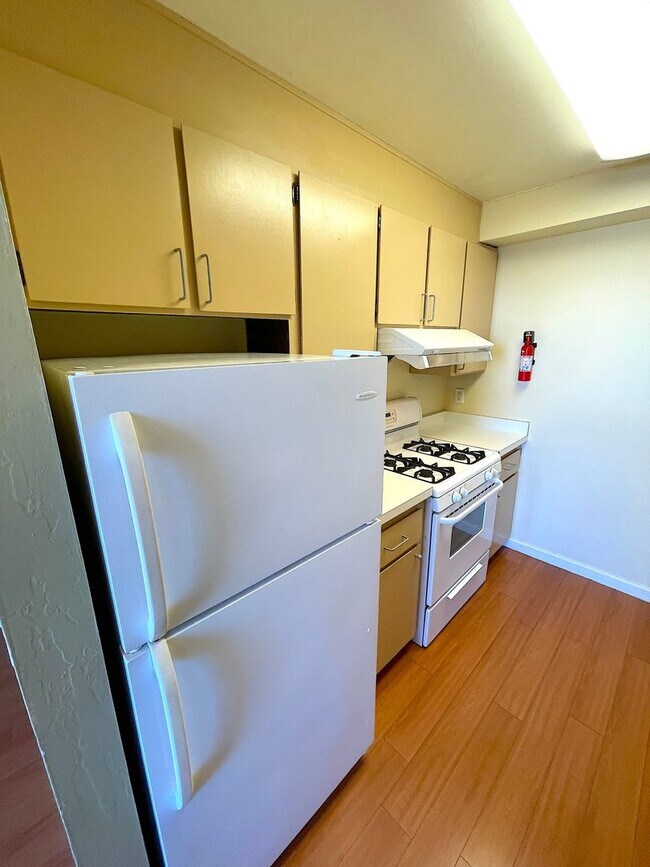 Building Photo - Spacious 2 bed 1.5 bath condo in Oakland's Chinatown. Amazing views. Must see.