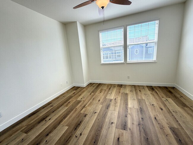 Building Photo - Gorgeous Rarely Available Bayshore Townhome- Just in Time for Summer!