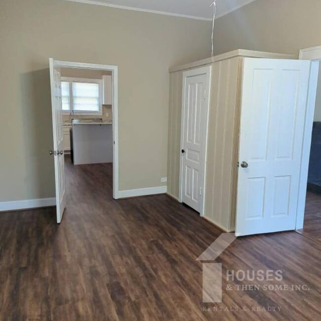 Building Photo - 18 21st St