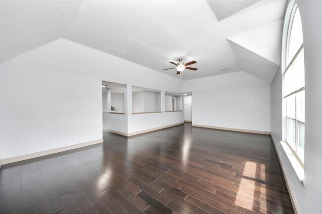 Building Photo - 2030 Winding Hollow Dr