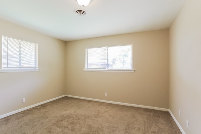 Building Photo - 1607 17th Ave N