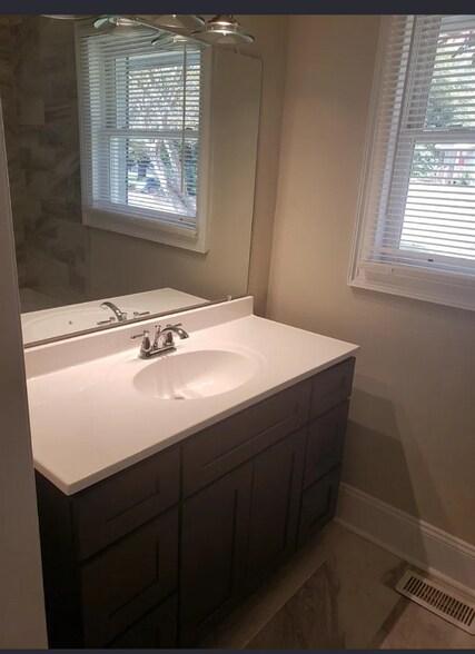 Building Photo - 3119 Eastwood Dr