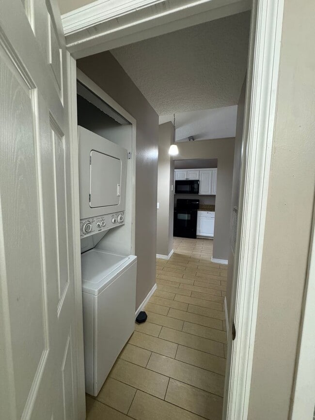 Building Photo - PENDING APPLICATIONS- MOVE IN SPECIAL- Cozy 1 Bed/ 1 Bath in King Oak Villas