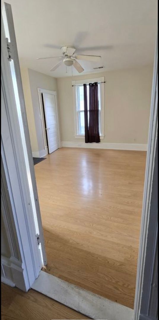 Building Photo - 3 Bedroom || 1 Bathroom Upstairs Duplex Unit