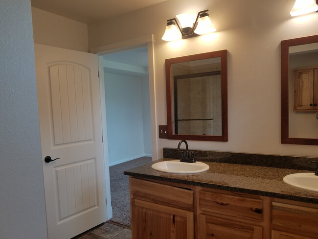 Building Photo - Radiant lake - 3 Bedroom Home