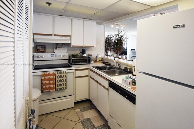 Building Photo - 540 Brickell Key Dr