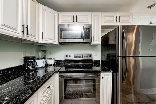 Building Photo - FULLY FURNISHED - Move in ready 1 bed & 1 ...