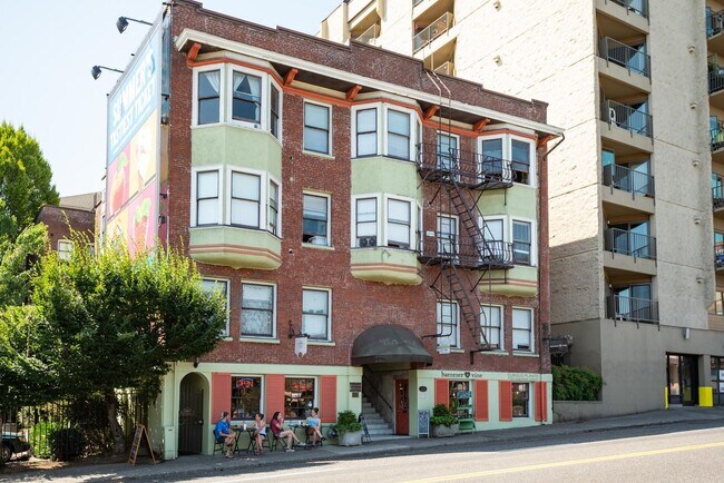 Building Photo - Cute CORNER 1 BR- high ceilings, clawfoot tub, up to 3 pets! One month FREE!