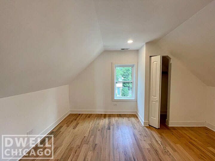 Building Photo - 1851 W Dickens Ave