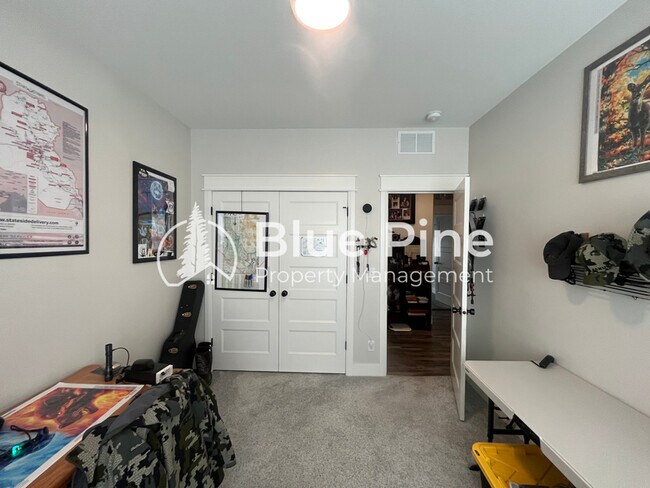 Building Photo - 1885 Mesa Cyn Dr