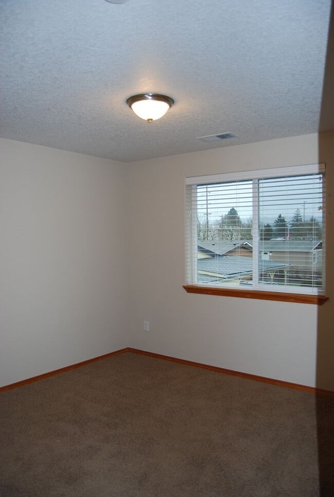 Building Photo - Well Maintained 3 Bedroom 2.5 Bath Newberg OR