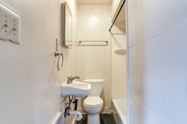 Building Photo - Pre-lease 2026! Corner lot house with Large bedrooms