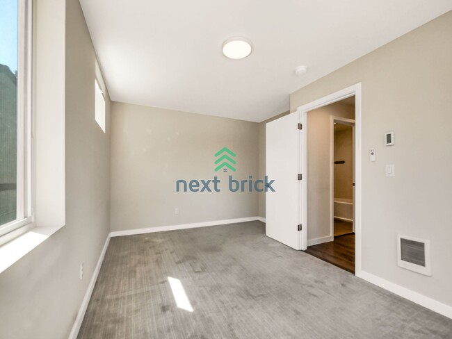 Building Photo - 2 Bed 2 Bath Spacious Townhome.