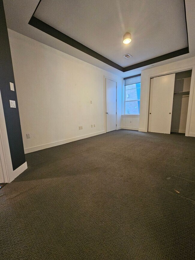 Building Photo - Congress Park High Rise Living! Huge Main Floor 2 Bed 2 Bath