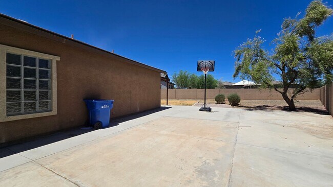 Building Photo - Gorgeous Home with Master Bedroom Downstairs!