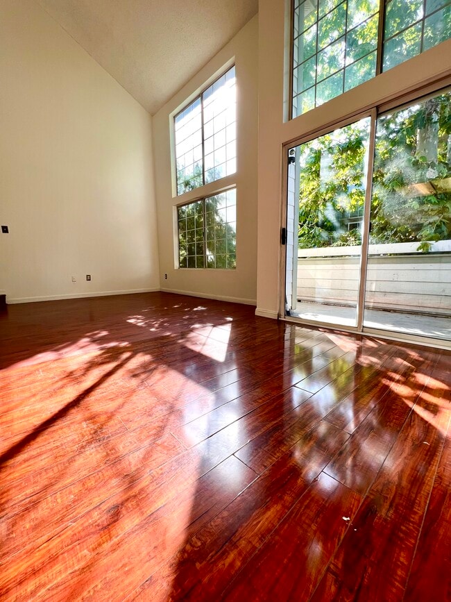 Building Photo - 11150 Glenoaks Blvd