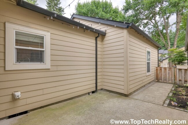 Building Photo - Charming 3 BD 2 BA Townhome Located in Hillsboro's Briarcreek Community | Recently Updated! | Mai...