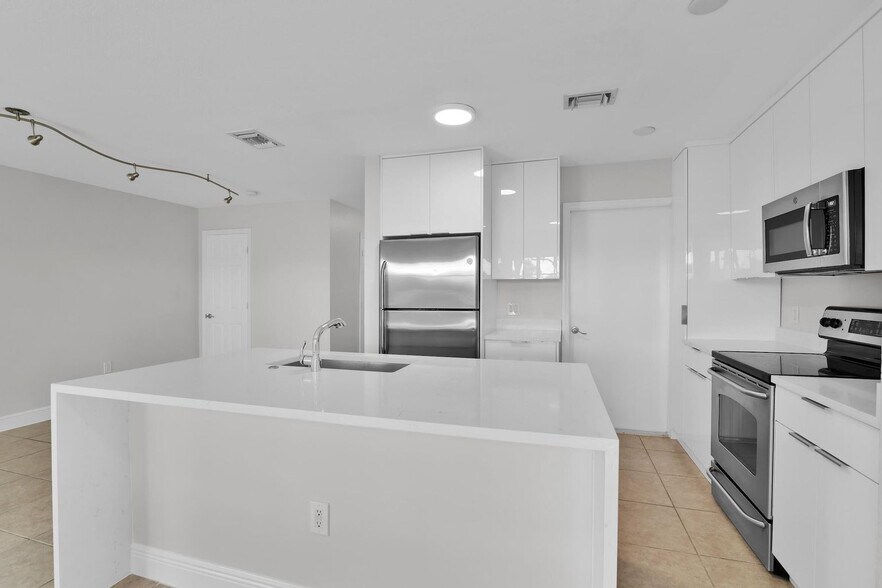 Building Photo - 6599 Old Farm Trl