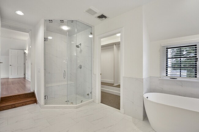 Building Photo - 430 Orienta Ave