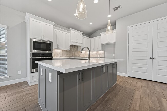 Building Photo - 15330 Legacy Pk Wy