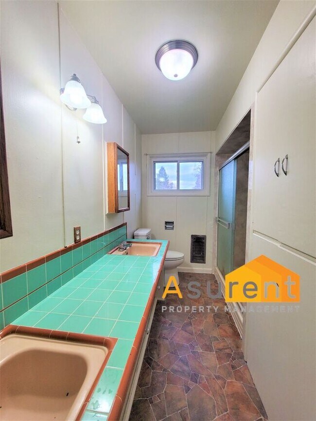 Building Photo - Cute 2 Bedroom 1 Bathroom Rental