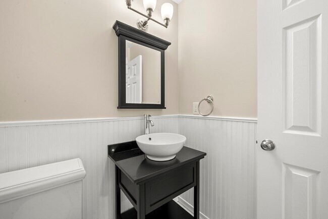 Building Photo - Beautiful 3-bedroom, 3-bathroom townhome  ...