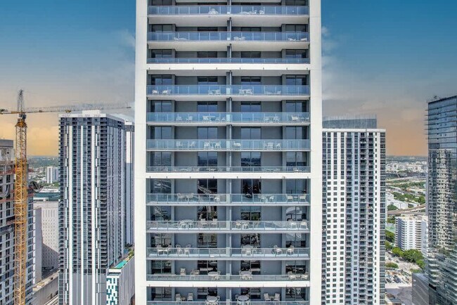 Building Photo - 601 NE 1st Ave