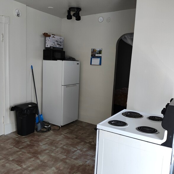 Building Photo - 535 W 8th St