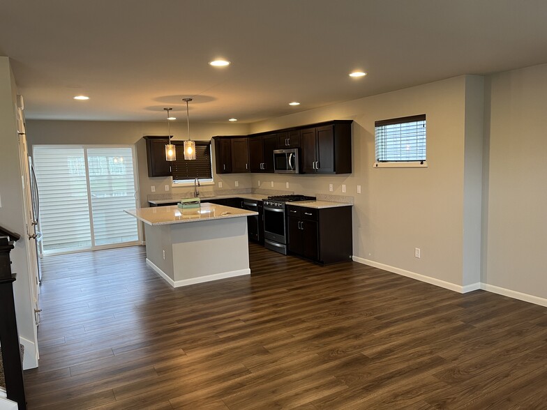 Kitchen w/ lots of cabinet space - 1059 Okeeffe Ave