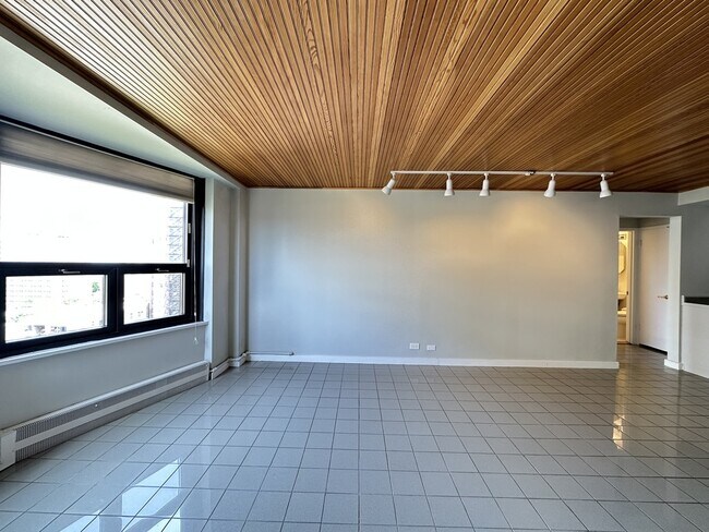 Building Photo - 428 W Wellington Ave