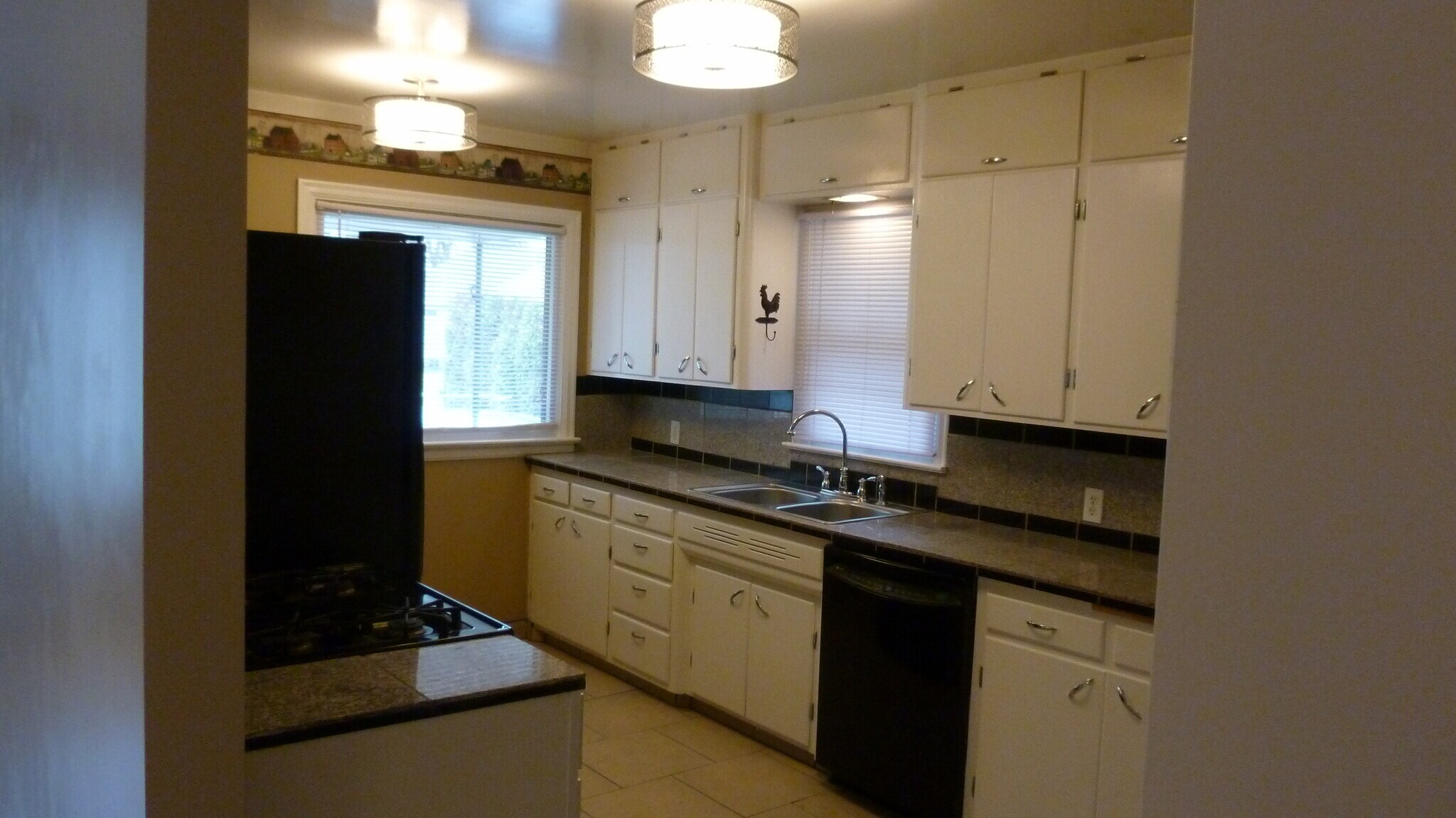 Building Photo - 825 E 35th Ave