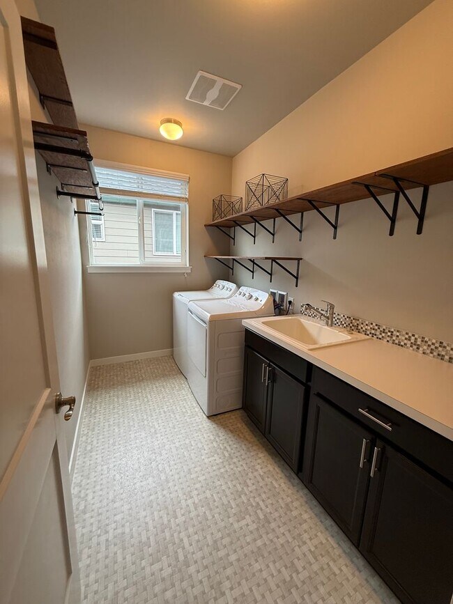 Building Photo - Home in Central Kitsap