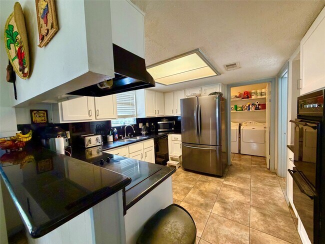 Building Photo - 15111 Chasehill Dr