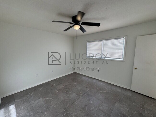 Building Photo - 2716 Woodside Dr