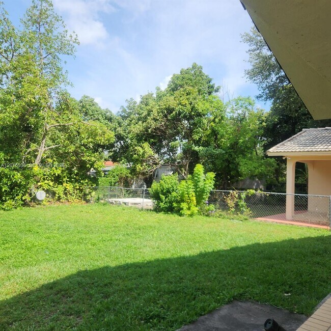 Building Photo - 2018 SW 58th Ct