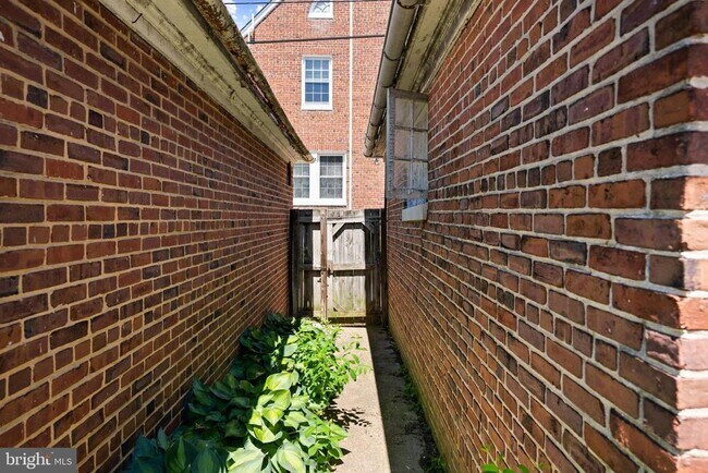 Building Photo - 214 E University Pkwy