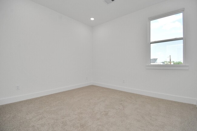 Building Photo - 3036 Live Oak St