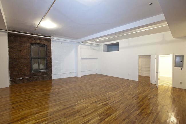Building Photo - 318 Grand Street