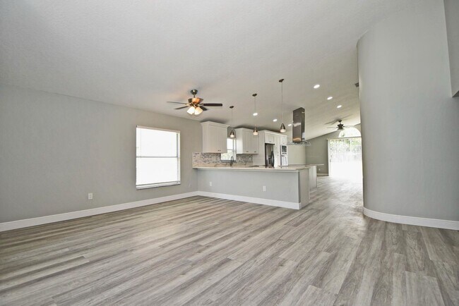 Building Photo - Beautiful Home in Alafaya Woods Totally Remodeled